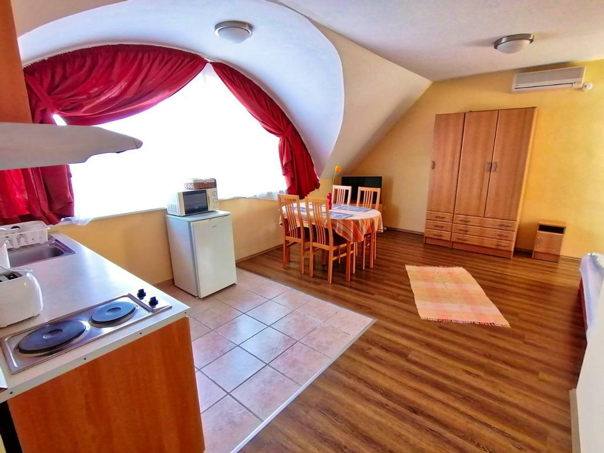 Villa Aida Apartman Хайдусобосло Экстерьер фото