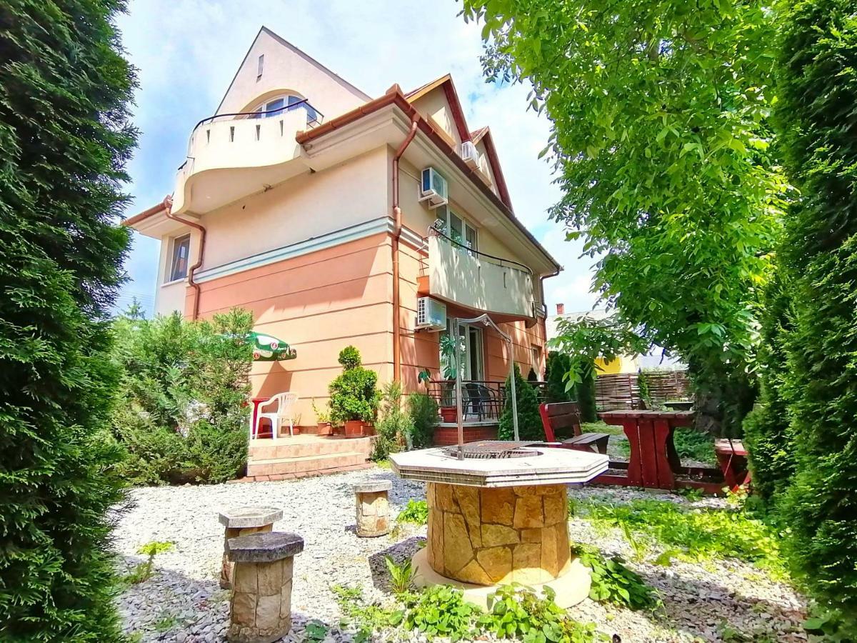 Villa Aida Apartman Хайдусобосло Экстерьер фото