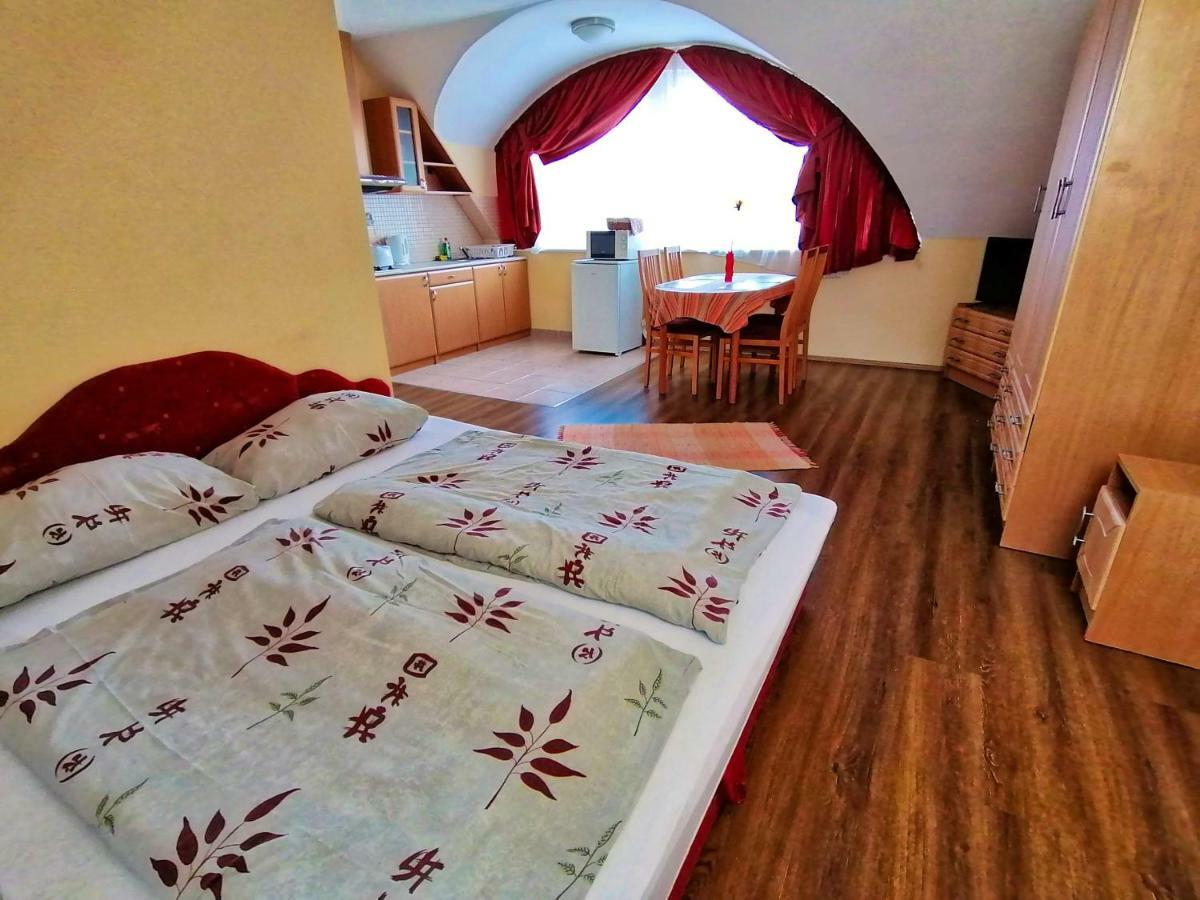 Villa Aida Apartman Хайдусобосло Экстерьер фото