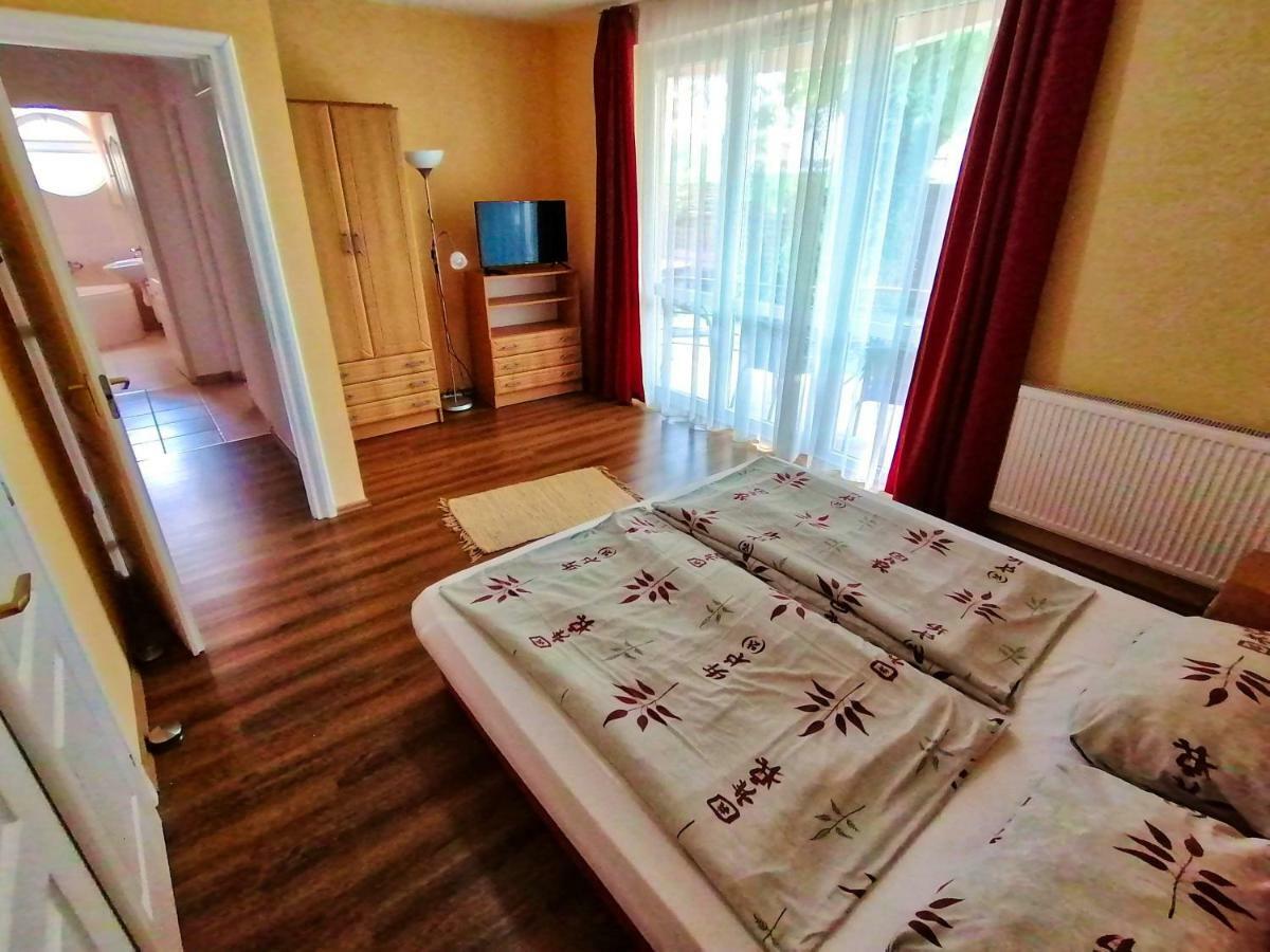 Villa Aida Apartman Хайдусобосло Экстерьер фото