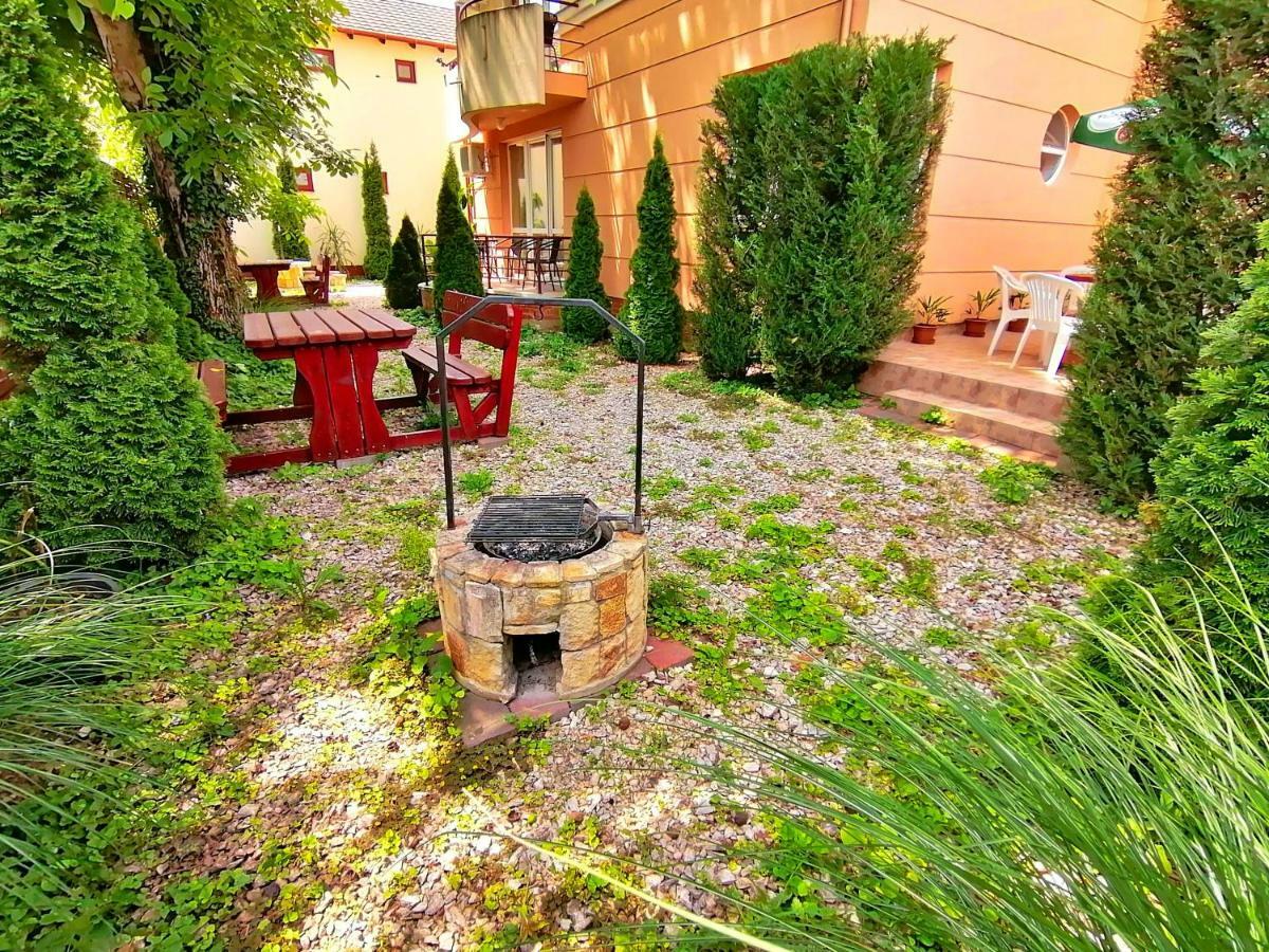 Villa Aida Apartman Хайдусобосло Экстерьер фото