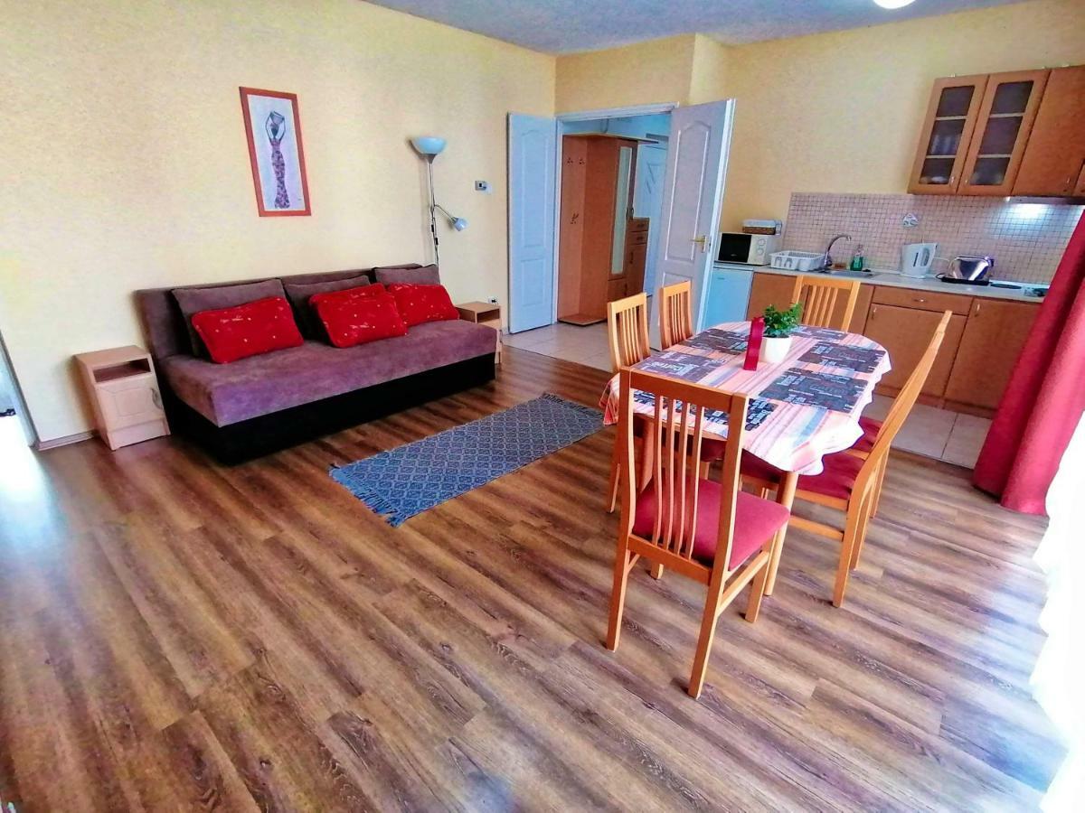Villa Aida Apartman Хайдусобосло Экстерьер фото