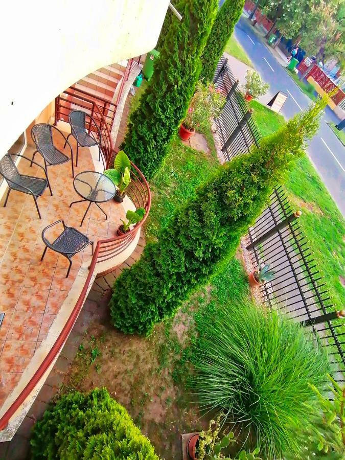 Villa Aida Apartman Хайдусобосло Экстерьер фото